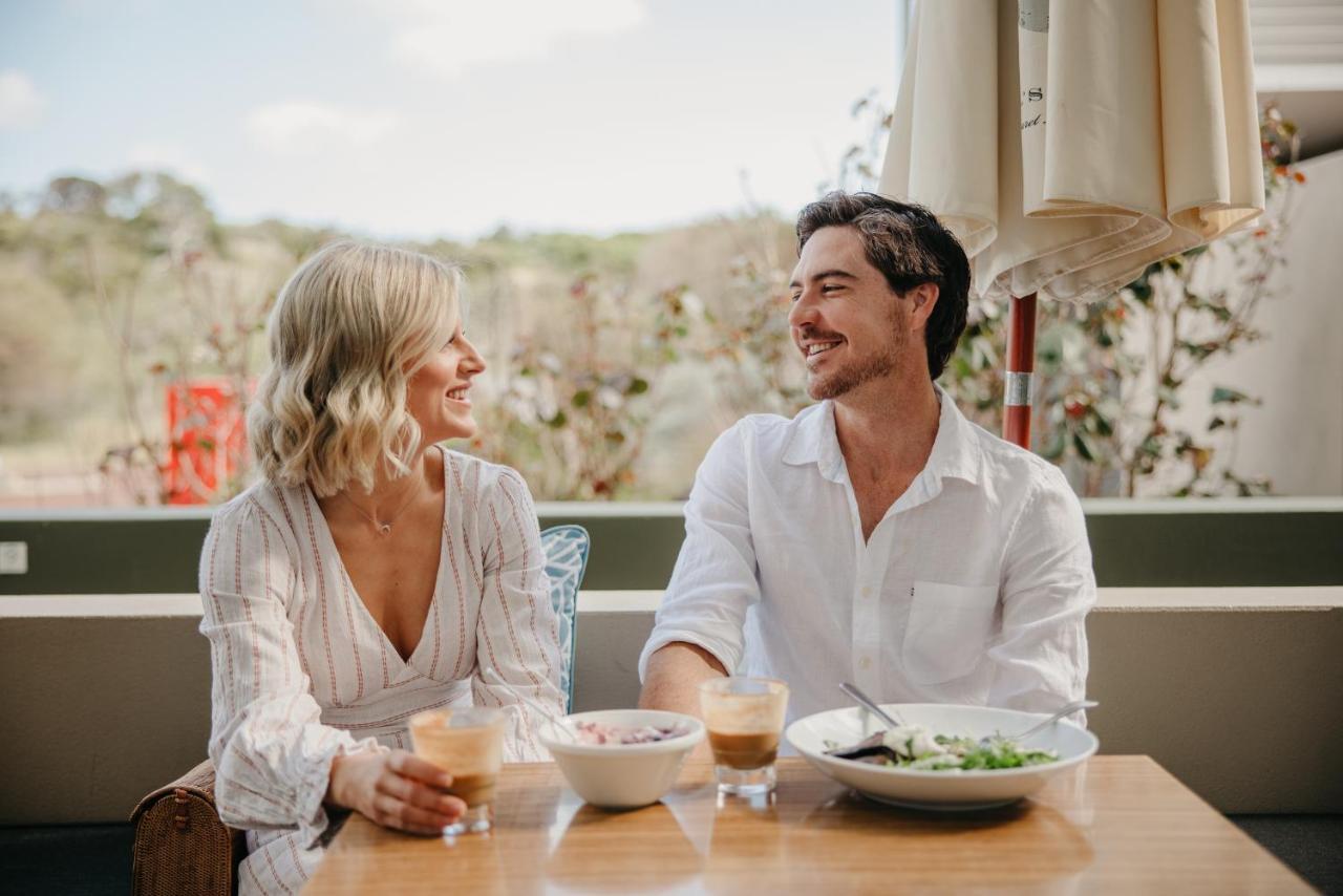 สมิธส์ บีช รีสอร์ท ยัลลิงอัพ ภายนอก รูปภาพ A couple dining together