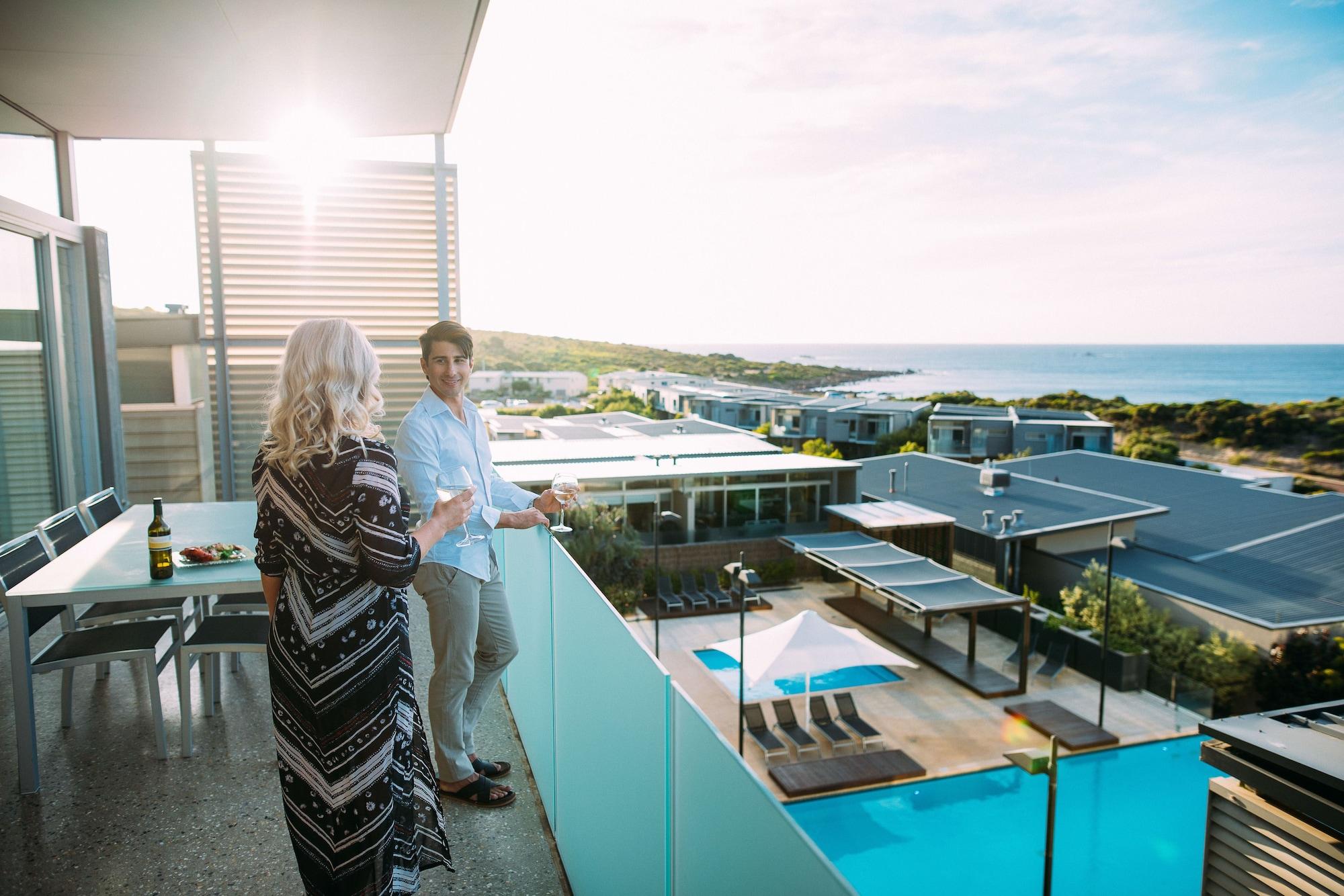 สมิธส์ บีช รีสอร์ท ยัลลิงอัพ ภายนอก รูปภาพ A couple standing on a balcony