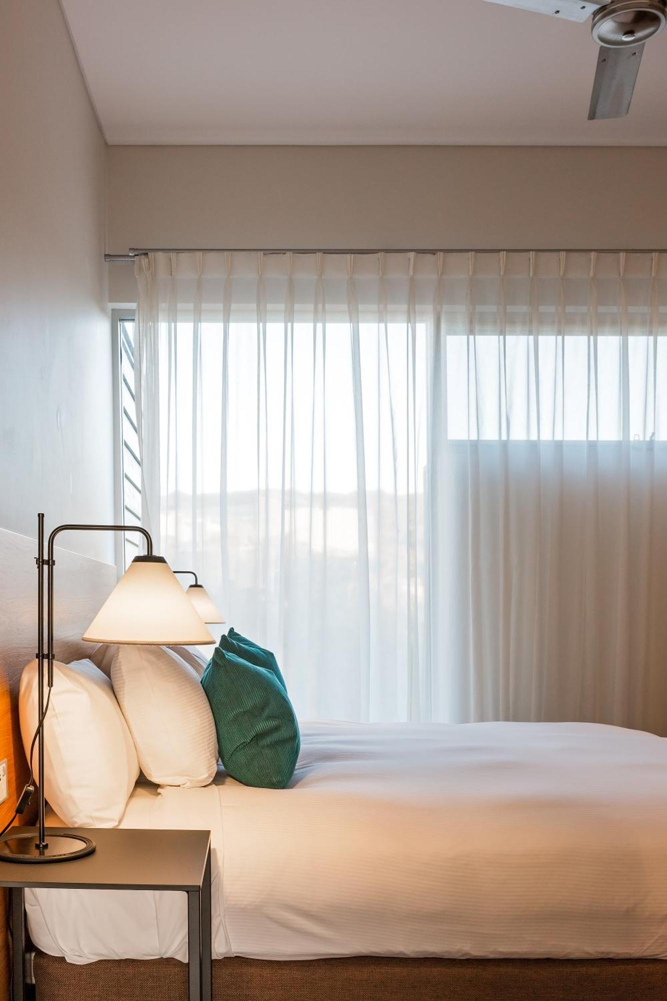 สมิธส์ บีช รีสอร์ท ยัลลิงอัพ ภายนอก รูปภาพ A bedroom with a sheer curtain