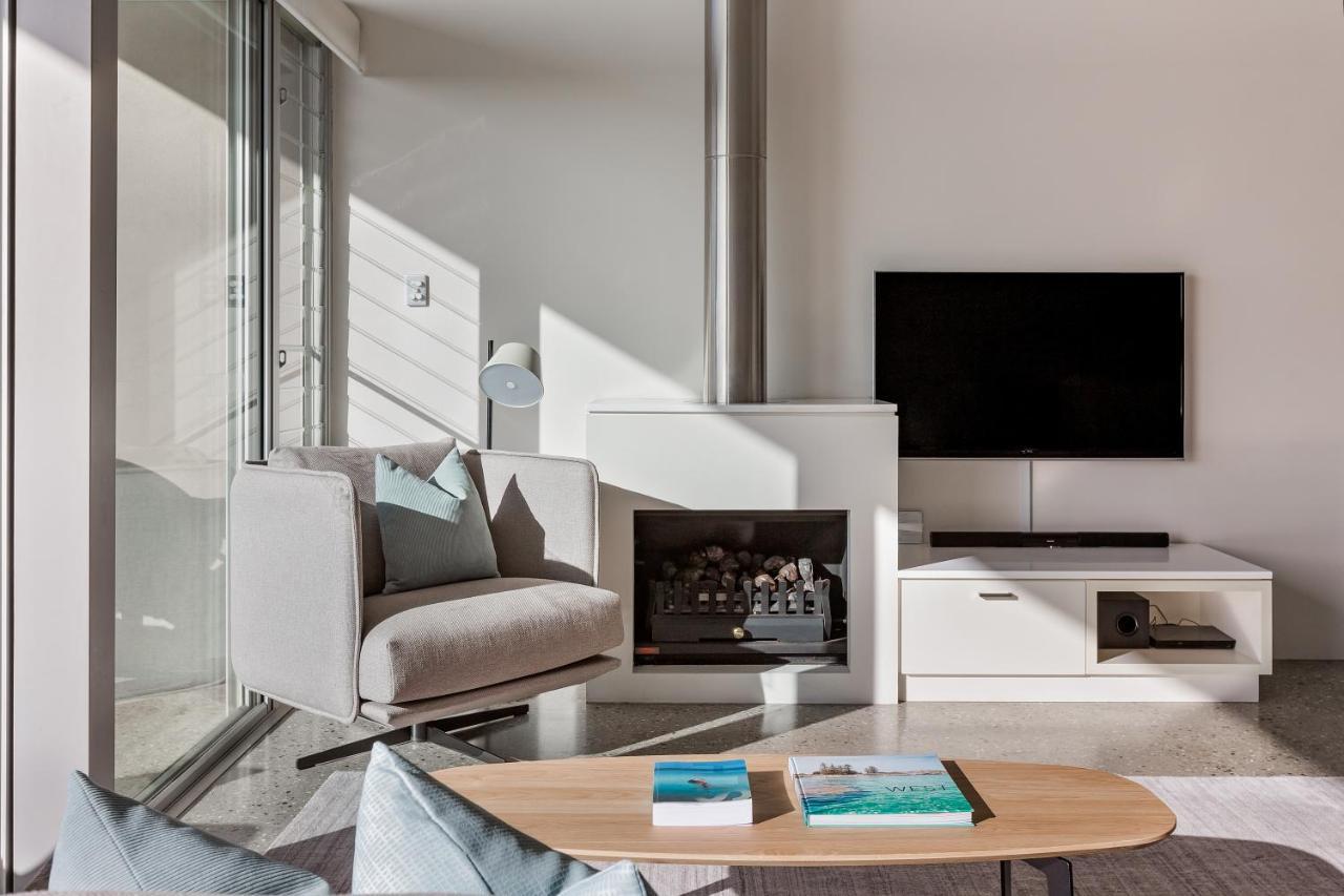 สมิธส์ บีช รีสอร์ท ยัลลิงอัพ ภายนอก รูปภาพ A living room with a fireplace